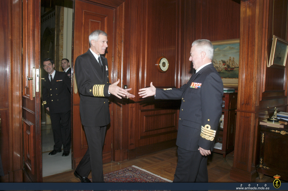 El almirante general Rebollo recibe al almirante Locklear en el Cuartel General de la Armada